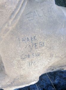 coretan di replika arca Museum Balaputradewa-Palembang