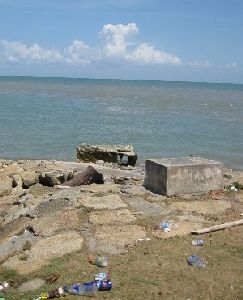 ruin and mercusuar bangka-sampah plastik