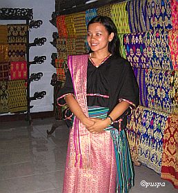 Kerajinan-Galeri dan Sewa pakaian Adat