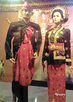 Salah Satu Pakaian Adat