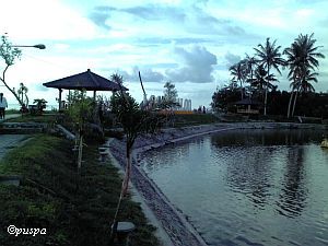 Bersantai di Pinggir Danau