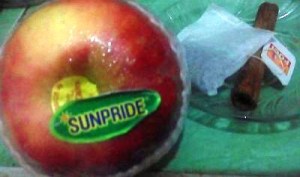 Apel, Kayu Manis, dan Teh Celup