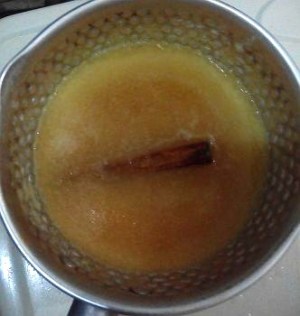 Jus Apel Dimasak dengan Kayu Manis