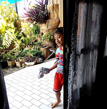 ngelapkaca (1)-cerianya mengelap kaca