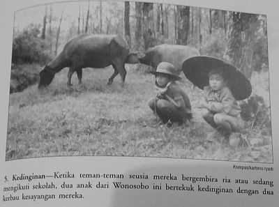 Anak-anak Bekerja Membantu Orang Tua (sumber: buku Seandainya Aku Bukan Anakmu)