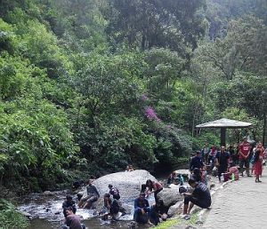 Asyiknya Bermain Air