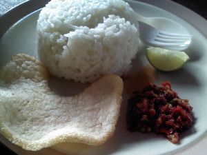 Pelengkap Soto Ayam: Sambal, Jeruk Nipis, dan Kerupuk Udang