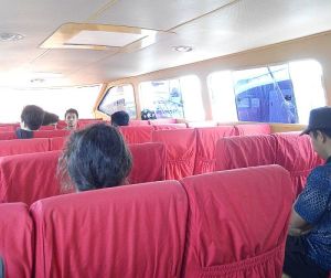 Tempat duduk yang nyaman di kapal cepat