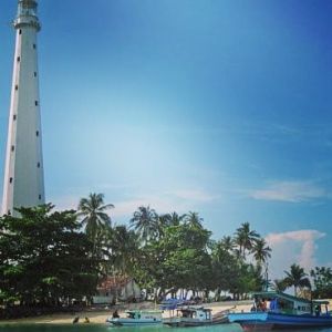 Merkusuar di pulau lengkuas
