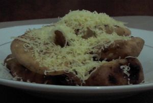 Pisang goreng taburan keju