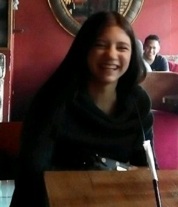 Cassandra makin cantik saat tertawa lepas