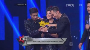 Pemenang the remix adalah monostereo