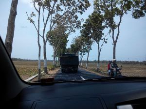 Nissan nyaman melewati jalan terjal di jalan daendels