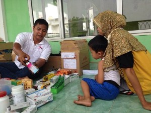 Pelayanan kesehatan cuma-cuma oleh PMI bekerja sama dengan dokter