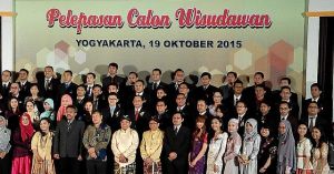 Nissan mengantar suami wisuda