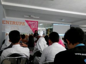 Bu Yanti memberikan sambutan kepada para peserta worskhop sesi pertama