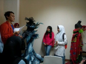 Dua gaun cantik dan unik menyambut kami