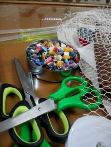 Tersedia gunting dan manik-manik