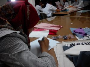 Rini, guru SMK pun sibuk membuat sketsa