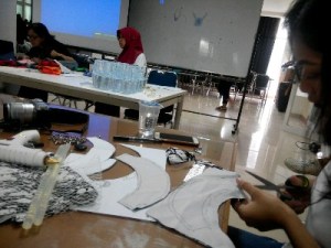 Cekatannya peserta satu ini dalam membuat aksesoris