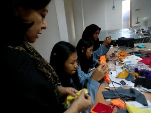 Bu Erlin mencontohkan beberapa metode membuat perhiasan dari kain