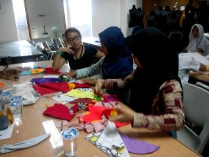 Mendapat arahan dari mahasiswi IKJ