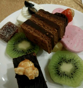 Sebaiknya buahnya lebih banyak daripada cake-nya