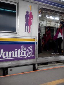 Kalau lagi lengang dan bukan jam berangkat/pulang kerja enak banget aik gerbong wanita di CL
