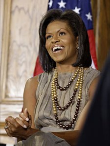 Michela Obama dengan kalung mutiara laut selatan (dok. heritagegemsfinejewellery)