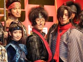 Hotaru yang mengejar-ngejar Saizou (kiri)