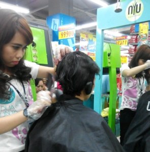 Mengecat rambut