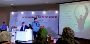 Dr. Entos menjelaskan tentang keterkaitan gizo dan kesehatan juga kecerdasan