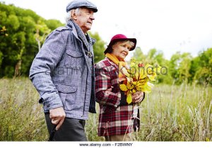 elderly-couple-spending-time-in-park-in-autumn-f2bwny