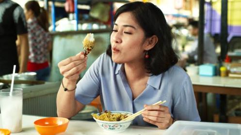 Gambar 8: Aruna adalah perempuan modern yang agak naif (sumber gambar: Netflix)