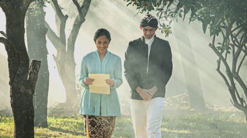 Kartini berjala bersama kakaknya (sumber gambar: Netflix)