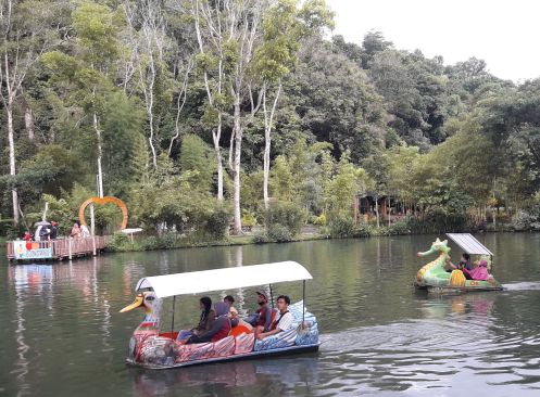 Perahu bebek atau fasilitas sepeda air ini juga banyak peminatnya