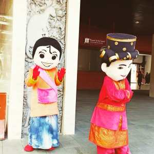 Badut jalanan atau cosplayer