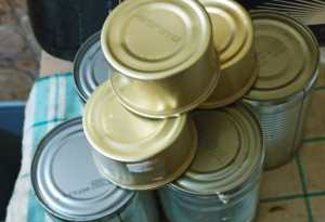 Kaleng bekas makanan kucing