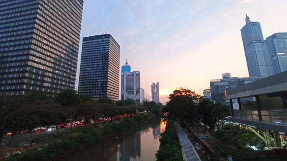 Menuju stasiun Sudirman baru dari stasiun LRT