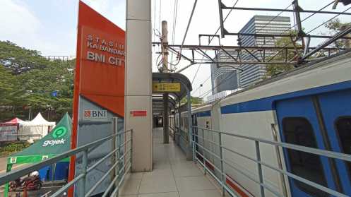 Aku turun di Stasiun BNI City dan lanjut naik LRT